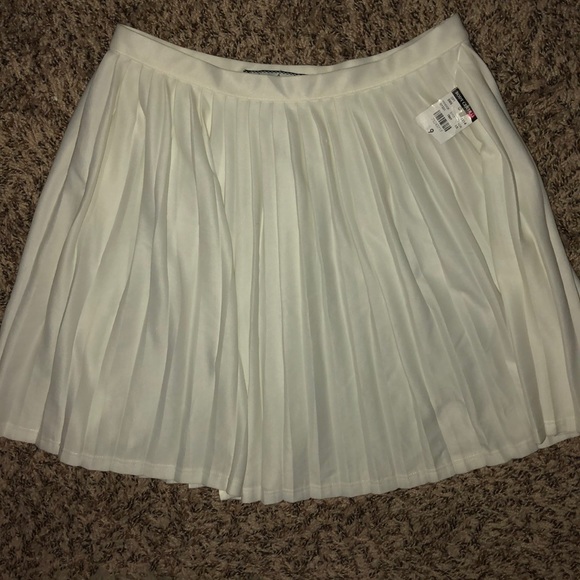 ☘️🐆 2 piece bandeau top w/ white pleated skirt - Picture 2 of 7